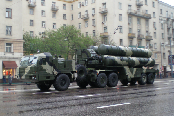 Tổ hợp tên lửa phòng không hiện đại S-400. (Nguồn: wiki)