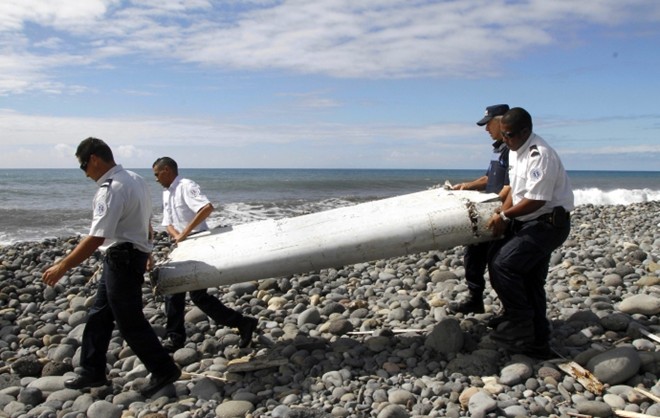 Phóng đại 100.000 lần để nhận diện mảnh vỡ của MH370