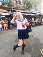 Cụ ông râu tóc bạc phơ mặc váy nữ sinh gây xôn xao Sài Gòn