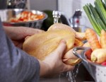 Thực hư việc rửa thịt gà trước khi nấu có thể gây chết người?