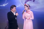 Việt Trinh diện áo dài kết hoa song ca với Quang Lê