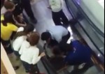 Bé trai 2 tuổi vấp ngã bị cuốn vào khe thang máy ở siêu thị