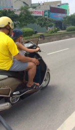 Bức xúc phụ huynh để con 5 tuổi lái xe máy vù vù trên phố Hà Nội