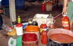 'Bắt sống' hàng loạt cơ sở sản xuất tương ớt đầu độc người dân