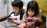 Trẻ em được phép tiếp xúc máy tính/điện thoại bao lâu là đủ?