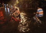 Nhiều tuyến đường Sài Gòn ngập vì mưa lớn trong đêm