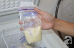 Mẹ nào đang vắt sữa trữ đông cho con bú hãy cẩn thận với hiểm họa này