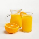 Vì sao không nên uống nước cam để lâu?