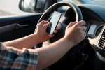 Dùng điện thoại di động khi điều khiển ô tô đang chạy bị phạt bao nhiêu?