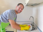 Khoa học chứng minh đàn ông rửa bát giúp vợ sẽ kiếm tiền giỏi hơn, sự nghiệp thăng tiến