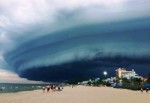 Đám mây có hình thù kỳ lạ “nuốt chửng” biển Sầm Sơn