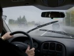 Lái xe trời mưa cần đọc ngay cách xử lý kính ô tô bị mờ, tránh gây tai nạn