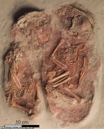 Phát hiện 2 bộ h.ài c.ốt em bé nhỏ xíu nhuốm màu đỏ m.áu, các nhà khoa học sửng sốt khi biết câu chuyện sinh đôi cùng trứng từ 30.000 năm trước