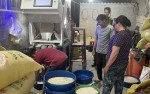 Cận cảnh quy trình nghiền lá, nhuộm thành gạo Séng Cù xanh để 'lòe' người tiêu dùng