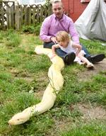 Bố để con gái 2 tuổi chơi hàng ngày với trăn khổng lồ