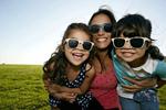 Chọn mua kính râm bảo vệ mắt cho trẻ