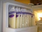 Chọn túi trữ sữa nào vừa an toàn, tiết kiệm?
