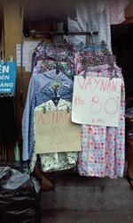 Dân Hà Nội đổ xô mua áo chống nắng giá rẻ tràn lan tại chợ