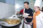 Đàm Vĩnh Hưng tự tay nấu ăn cho bệnh nhân nghèo