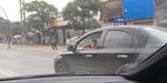 Em bé cầm lái ô tô ở Việt Nam gây sốc
