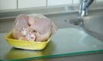 Nên rửa gà bằng chanh, giấm hay nước để an toàn?