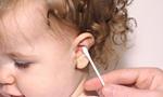Sai lầm khi sử dụng bông ngoáy tai hàng ngày cho trẻ