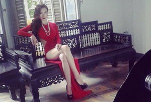 Angela Phương Trinh diện đầm đỏ 'hở' bạo, khoe trọn ba vòng gợi cảm