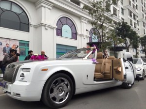 2.000 USD 4 tiếng thuê xe Rolls Royce đón dâu