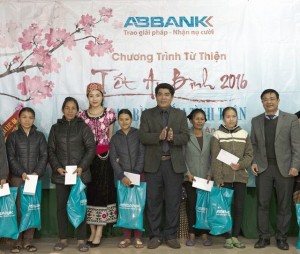 Ngân hàng An Bình tặng gần 300 suất quà cho đồng bào nghèo huyện Con Uông, Nghệ An