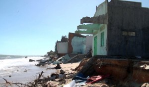 Bình Thuận: Triều cường đánh sập hơn 50 ngôi nhà, thiệt hại hàng tỷ đồng