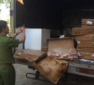 Kinh hãi 400kg thịt gà bốc mùi nồng nặc suýt ‘vi vu’ thị trường Tết