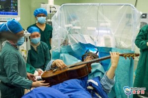 Người đàn ông vừa phẫu thuật não vừa chơi ghi ta