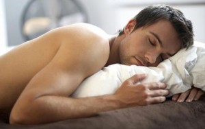 Tác hại đáng sợ khi nằm sấp ngủ với nam giới