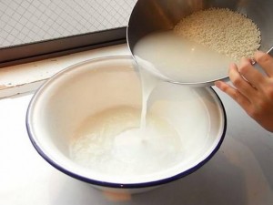 Tại sao khi nấu cơm đừng đổ nước vo gạo đi?
