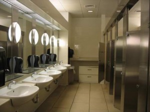 9 điều tuyệt đối lưu ý khi sử dụng nhà vệ sinh công cộng
