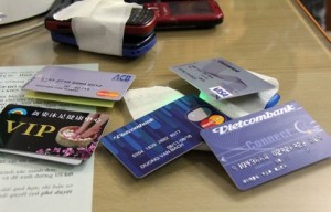 Chủ thẻ Vietcombank bỗng dưng bị trừ tiền