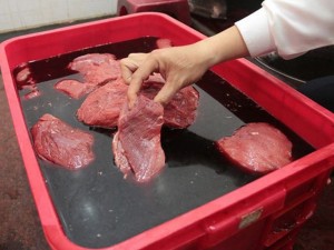 Kinh hoàng chiêu ngâm thịt heo vào dung dịch thối để 'hóa' thành thịt bò