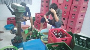 Phá đường dây làm giả hàng ngàn chai bia Sài Gòn ở Long An