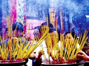 Thắp bao nhiêu nén hương khi lễ Phật mới đúng?