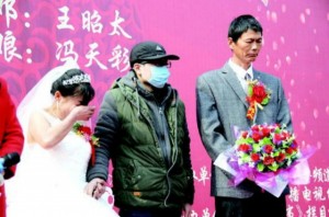 Chàng trai ngừng điều trị ung thư để gom tiền tổ chức đám cưới cho mẹ