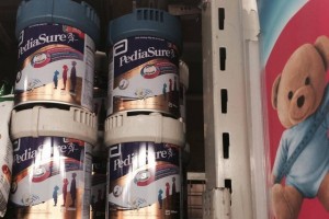 Sau vụ một hệ thống siêu thị lớn thu hồi sữa PediaSure BA: Khách hàng lo 