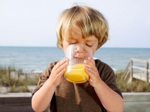 Sinh tố đóng chai cho trẻ em chứa hàm lượng đường quá cao