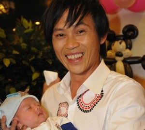 Danh hài Hoài Linh thú nhận lên chức bố ở tuổi 42