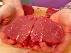 Làm sao để phân biệt thịt lợn 'đội lốt' thịt bò?