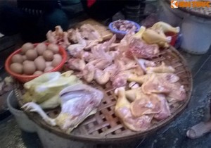 Cảnh bán gà thịt sẵn vô cùng mất vệ sinh ở chợ Hà Nội