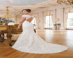 Cô dâu gợi cảm với váy cưới hở lưng