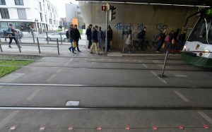 Đức thiết kế đèn giao thông đặc biệt dành cho người vừa đi bộ vừa cắm mặt vào Facebook
