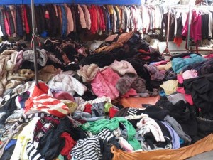 Mối nguy cần biết khi mua quần áo ngoại đổ đống ở Hà Nội