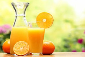 Phụ nữ sau sinh uống nước cam có được không?