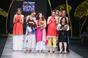 Vietnam International Fashion Week 2016: Đóa hoa nở muộn